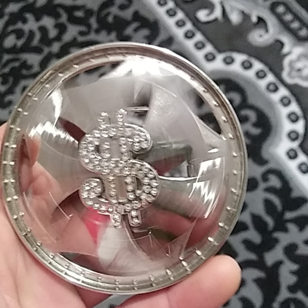 Spinning dollar sign belt buckle